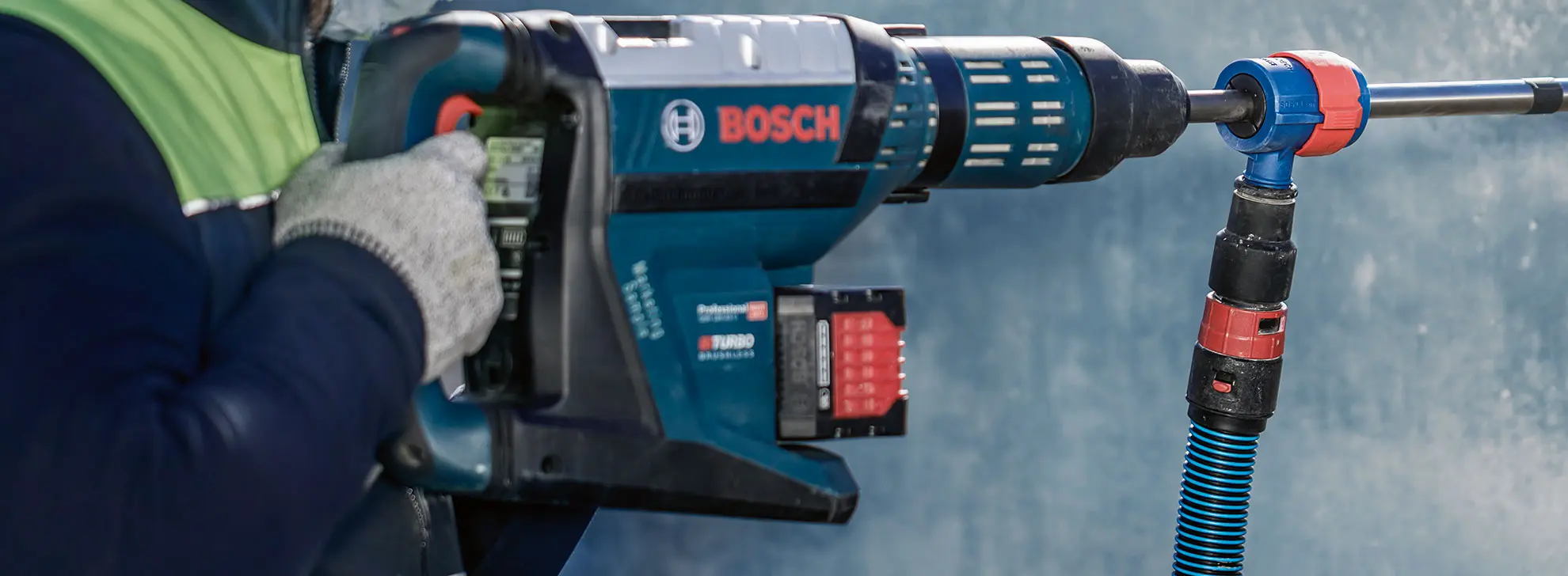 Fagmand bruger Bosch Professional borehammer